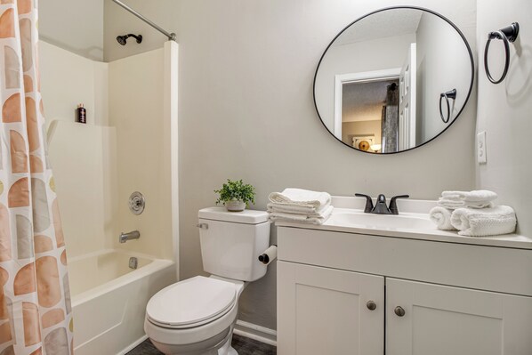 Un bagno moderno con servizi igienici, vasca e lavandino.