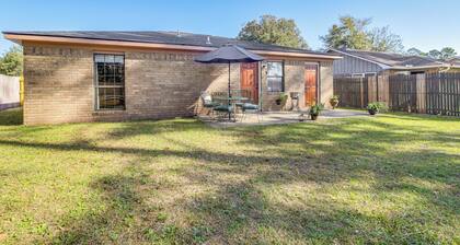 Patio for Al Fresco Dining: Home in Hinesville!