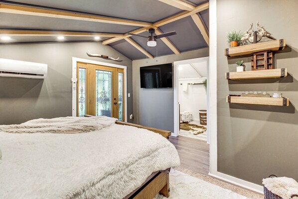 Interior - Deck & Grill: 'cozy Cottage' in Talking Rock! (Talking Rock)