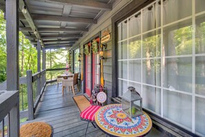 Interior - Deck & Grill: 'cozy Cottage' in Talking Rock! (Talking Rock)