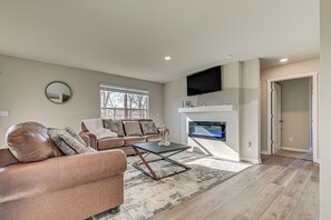 Interior - 15 Mi to Dtwn Des Moines: Pet-friendly Waukee Home (Waukee)