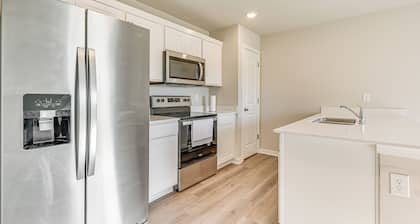 15 Mi to Dtwn Des Moines: Pet-friendly Waukee Home