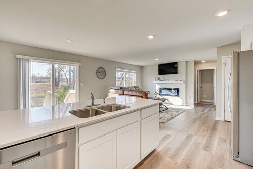 15 Mi to Dtwn Des Moines: Pet-friendly Waukee Home