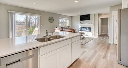 15 Mi to Dtwn Des Moines: Pet-friendly Waukee Home