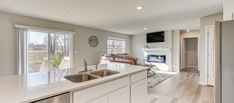 15 Mi to Dtwn Des Moines: Pet-friendly Waukee Home