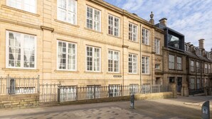 A historic building with large windows and a brick facade. - Host Stay City Hall View (Sheffield)