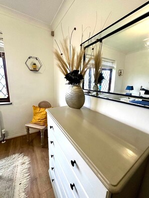 Studio | 3 bedrooms, Internet - 3 Bedroom Homely Retreat Near Slough (Slough)