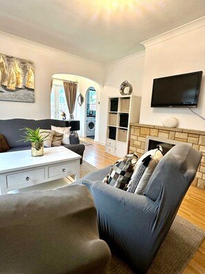 Studio | 3 bedrooms, Internet - 3 Bedroom Homely Retreat Near Slough (Slough)