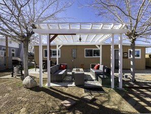 House | 2 bedrooms - Stargazing Retreat Hot Tub BBQ Fire Pit Games (Joshua Tree)