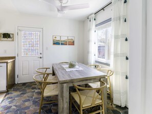 House | 2 bedrooms - Stargazing Retreat Hot Tub BBQ Fire Pit Games (Joshua Tree)