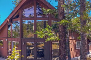Exterior - Discover Serenity Cozy Cabin With Mountain Views (Big Bear Lake)