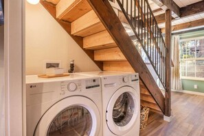 House | 3 bedrooms - Blissful Mountain Cabin hot tub Fire pit More (Big Bear Lake)