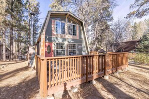 House | 3 bedrooms - Blissful Mountain Cabin hot tub Fire pit More (Big Bear Lake)
