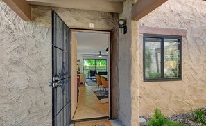 Room - Cozy Condo w Heated Pool 1 Hr to Joshua Tree NP (Palm Springs)