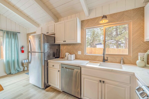 Room - Quail Drive 2 Bdrm 1 Bath Modern Cabin Hot Tub (Big Bear Lake)