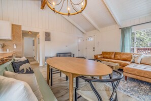 2 bedrooms, Internet - Quail Drive 2 Bdrm 1 Bath Modern Cabin Hot Tub (Big Bear Lake)
