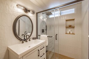 House | Bathroom - Quail Drive 2 Bdrm 1 Bath Modern Cabin Hot Tub (Big Bear Lake)