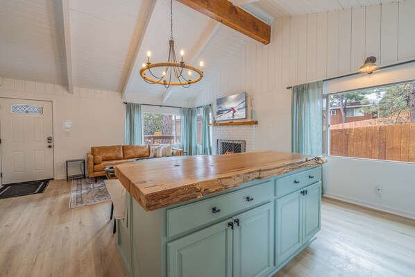 House | 2 bedrooms, Internet - Quail Drive 2 Bdrm 1 Bath Modern Cabin Hot Tub (Big Bear Lake)