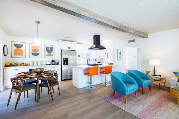 3 bedrooms - Modern Oasis Getaway w Private Pool in El Paso (Palm Desert)