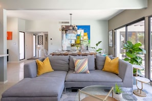 House | 4 bedrooms, desk, Internet