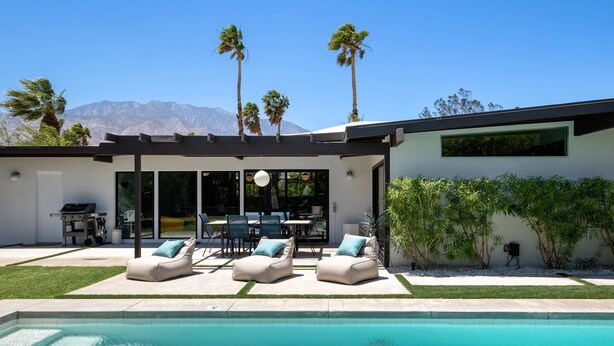 A modern house with a pool, outdoor seating, and a mountain view. - Lux Desert Retreat 4BR Pool Spa Stunning Views (Palm Springs)