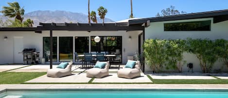 House | 4 bedrooms, desk, Internet