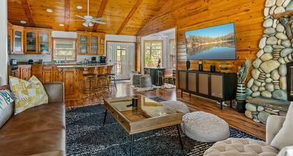 Luxurious Mountain Retreat w Hot Tub Fireplace