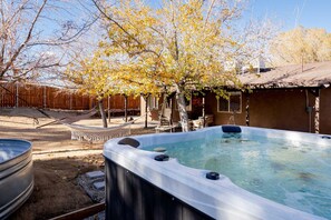 House | 3 bedrooms, Internet - Near JT Oasis Hot Tub Cowboy Tub Games (Joshua Tree)