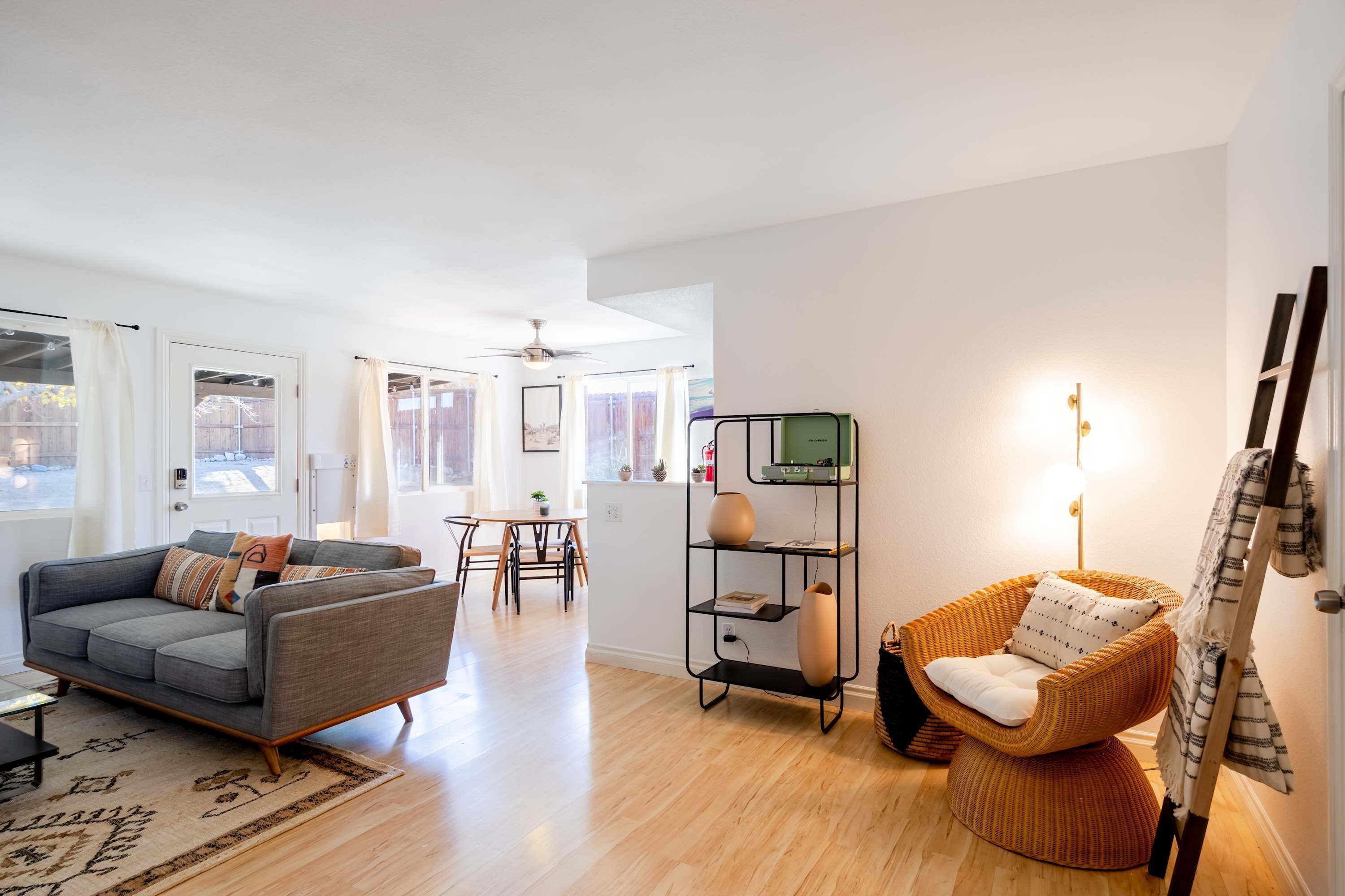 3 عدّة غرف نوم وخدمة الإنترنت