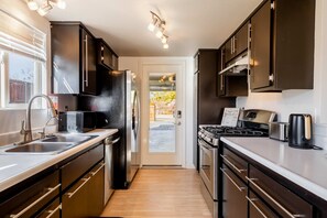 House | 3 bedrooms, Internet - Near JT Oasis Hot Tub Cowboy Tub Games (Joshua Tree)