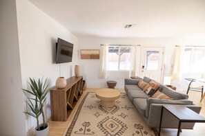 House | 3 bedrooms, Internet - Near JT Oasis Hot Tub Cowboy Tub Games (Joshua Tree)