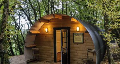 BALLYBEG POD 3, romantic, with hot tub in Tinahely, County Wicklow