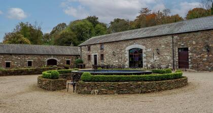 BALLYBEG POD 3, romantic, with hot tub in Tinahely, County Wicklow