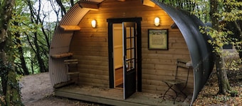 BALLYBEG POD 5, romantic, with hot tub in Tinahely, County Wicklow