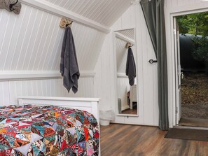 1 bedroom, travel cot, WiFi