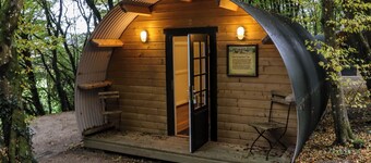 BALLYBEG POD 4, romantic, with hot tub in Tinahely, County Wicklow