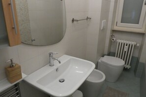 Bruser, hårtørrer, bidet, håndklæder