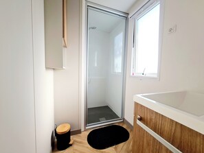 Shower, hair dryer, toilet paper