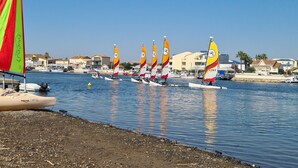 A marina with several sailboats, some docked and others in the water. - CAP VALRAS Les sables du midi (Valras-Plage)