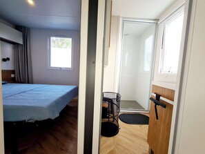 3 bedrooms, travel cot