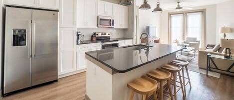 Jääkaappi, mikroaaltouuni, uuni, liesi