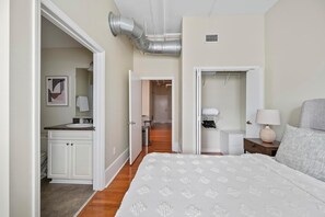 2 bedrooms, desk, iron/ironing board, WiFi
