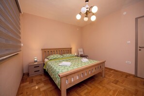 2 soverom, skrivebord, strykejern/-brett og wi-fi