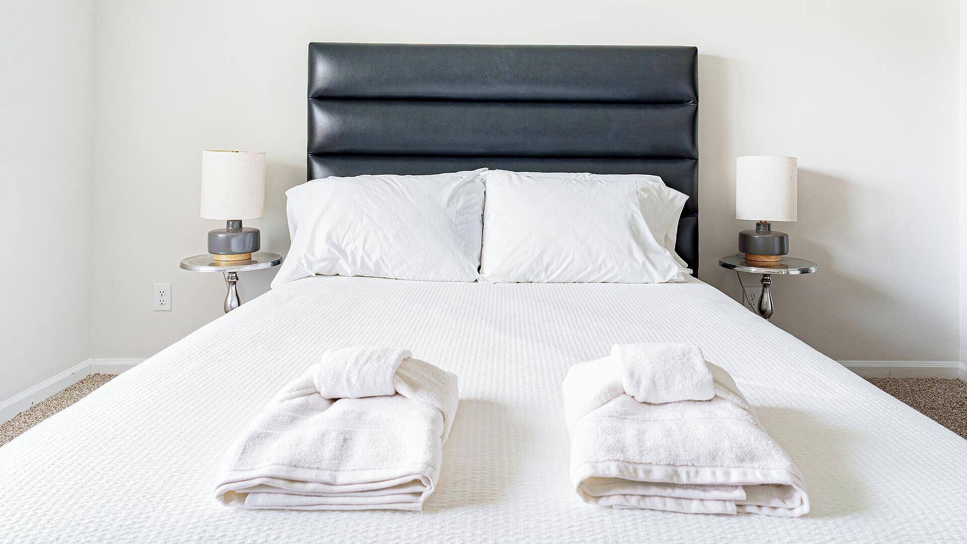 2 habitaciones, escritorio, tabla de planchar con plancha y wifi 