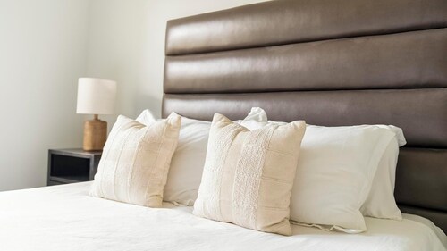 Landing | Stunning 2BD, Pool, Gym