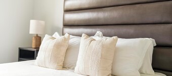 Landing | Stylish 2BD, Pool, Gym