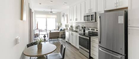 Réfrigérateur, tables à manger