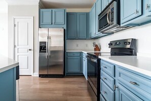 Kjøleskap og spisebord