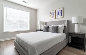 2 bedrooms, desk, iron/ironing board, WiFi - Landing at The Arboretum - 2 Bedrooms in The Ar... (Cary)