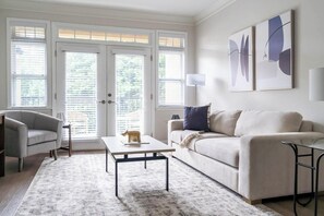 Smart TV - Landing at The Arboretum - 2 Bedrooms in The Ar... (Cary)